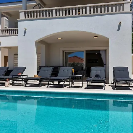 Camadra فيلة ماكارسكا