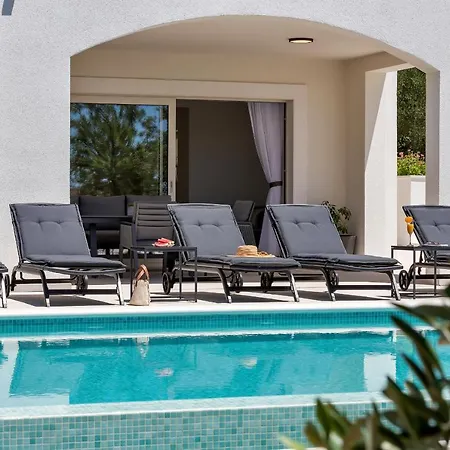 Camadra * ماكارسكا