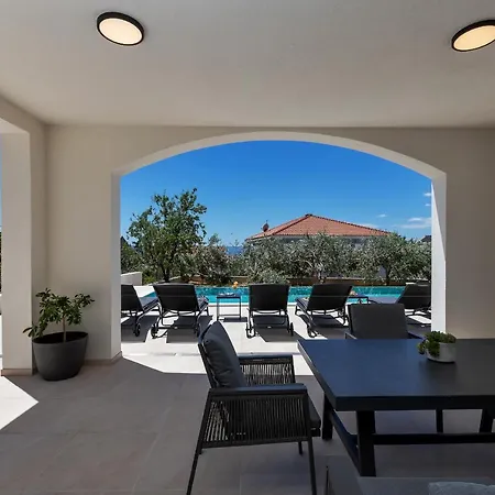 Camadra Vila Makarská